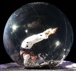 contortionist Elena en bulle
