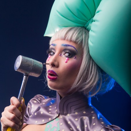 clown girl in latex with hammer cultura crystal