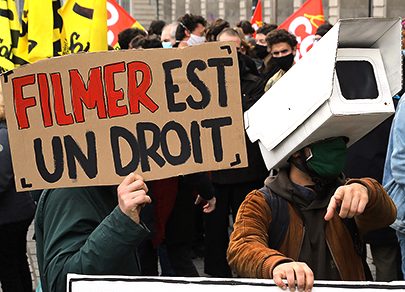 Filmer est un droit, cropped from 2020 Bapoushoo, AFP, photo
