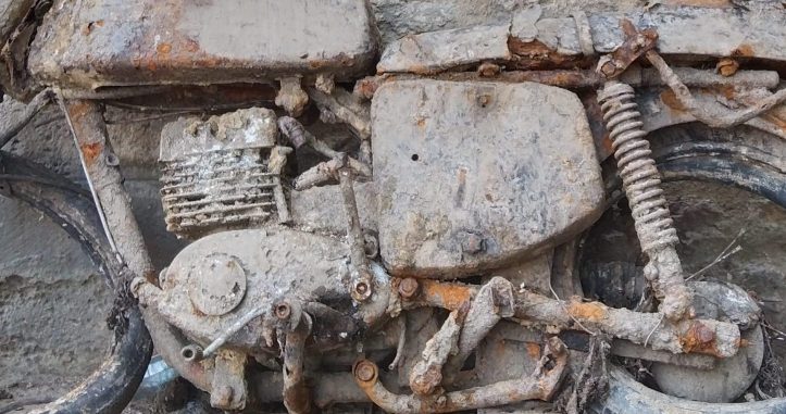 Moto 4 cropped - photo by William Eaton, Paris, au bord de la Seine, 2022