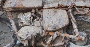 Moto 4 cropped - photo by William Eaton, Paris, au bord de la Seine, 2022