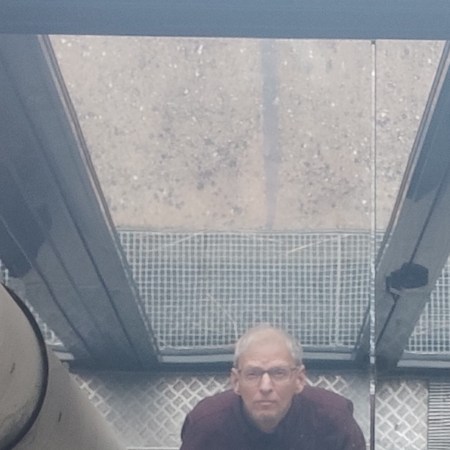 William Eaton, selfie, au Café Jacques, Musée du Quai Branly, décembre 2024 (cropped)