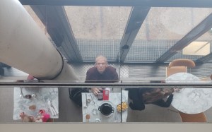 William Eaton, selfie, au Café Jacques, Musée du Quai Branly, décembre 2024 