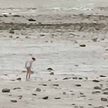 Deux filles sur la plage à marée basse, à La Rochelle – photo de William Eaton, août 2025