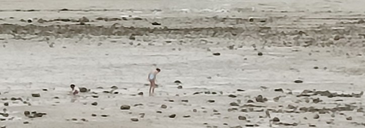 Deux filles sur la plage à marée basse, à La Rochelle – photo de William Eaton, août 2025